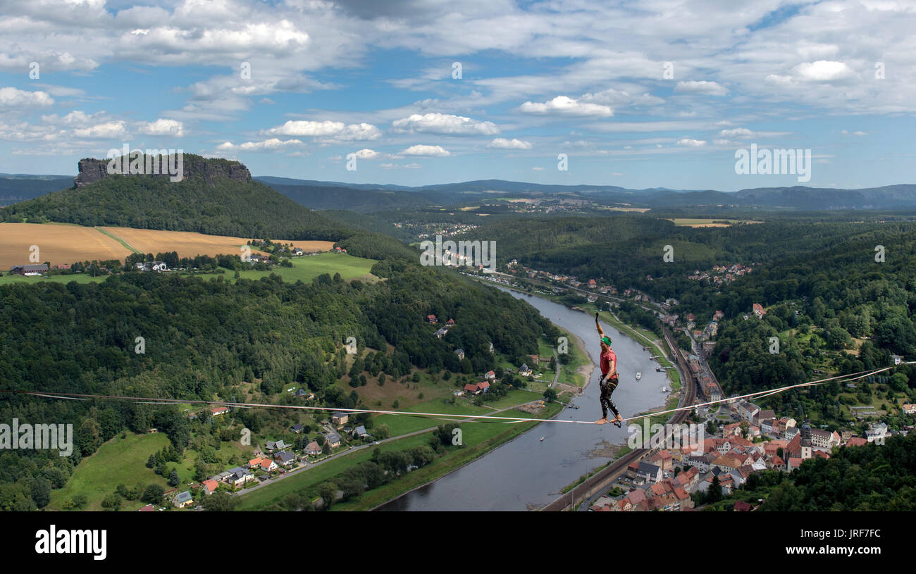 Les Slackliner de Leipzig, Peter Lutzgendorf, marcher le long de la nouvelle 65 mètres de long, 240 highline mètres au-dessus du sol à l'extérieur, les murs de la forteresse de l'Kongistein «Festunk Forteresse au cours de l'aktiv' outdoor sports festival à Konigstein, Allemagne, 05 août 2017. Le festival offre aux visiteurs des ateliers, des spectacles et des présentations liées aux sports actifs. Photo : Arno Burgi/dpa-Zentralbild/dpa Banque D'Images