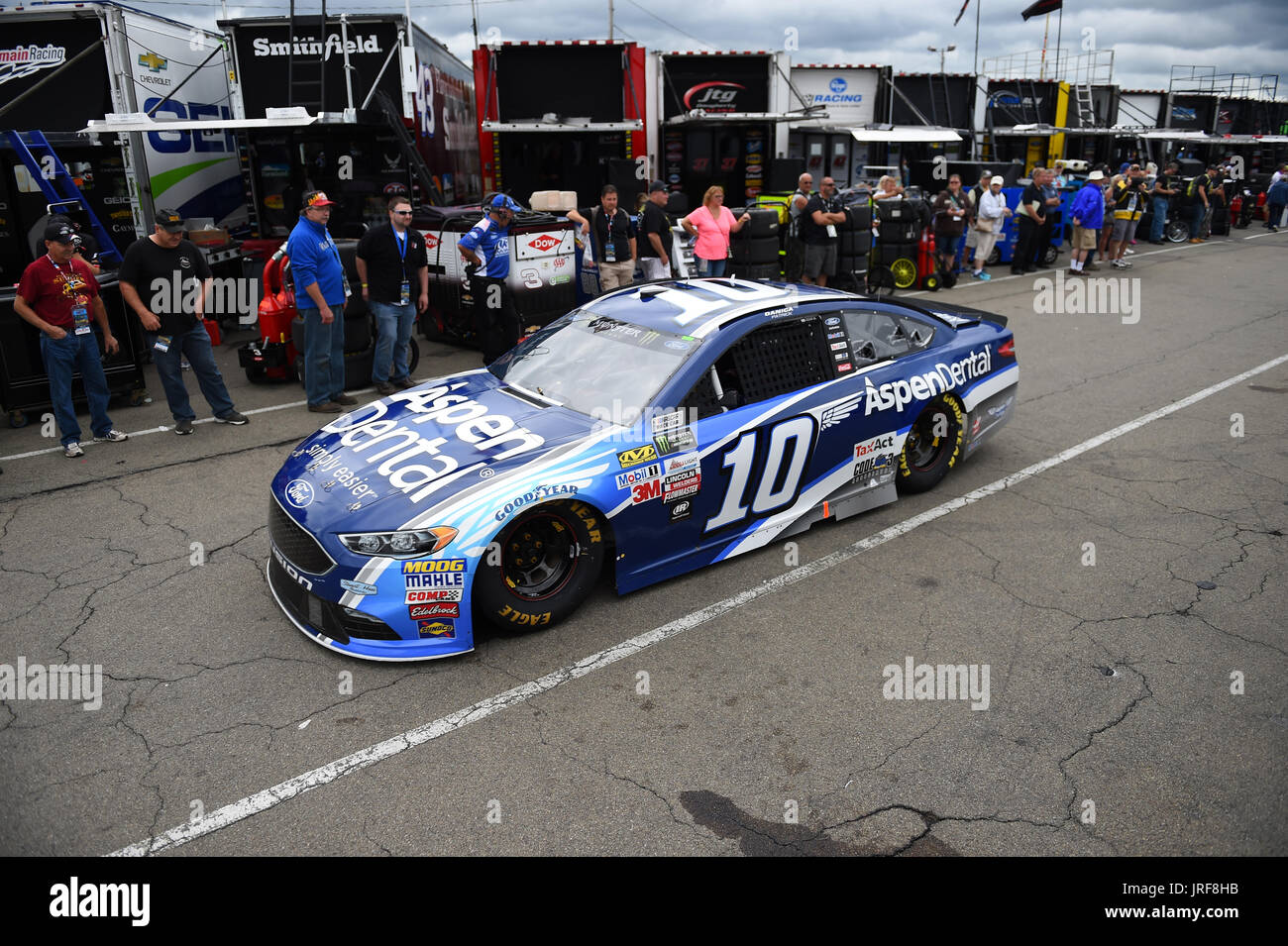 New York, USA. 5 août 2017 : Monster Energy Cup Series NASCAR Danica Patrick pilote # 10 quitte le garage pendant l'exercice de la NASCAR Cup Series Monster Energy I Love NY 355 au Glen le samedi 5 août 2017 à Watkins Glen International, à Watkins Glen, New York. Barnes riche/CSM Crédit : Cal Sport Media/Alamy Live News Banque D'Images