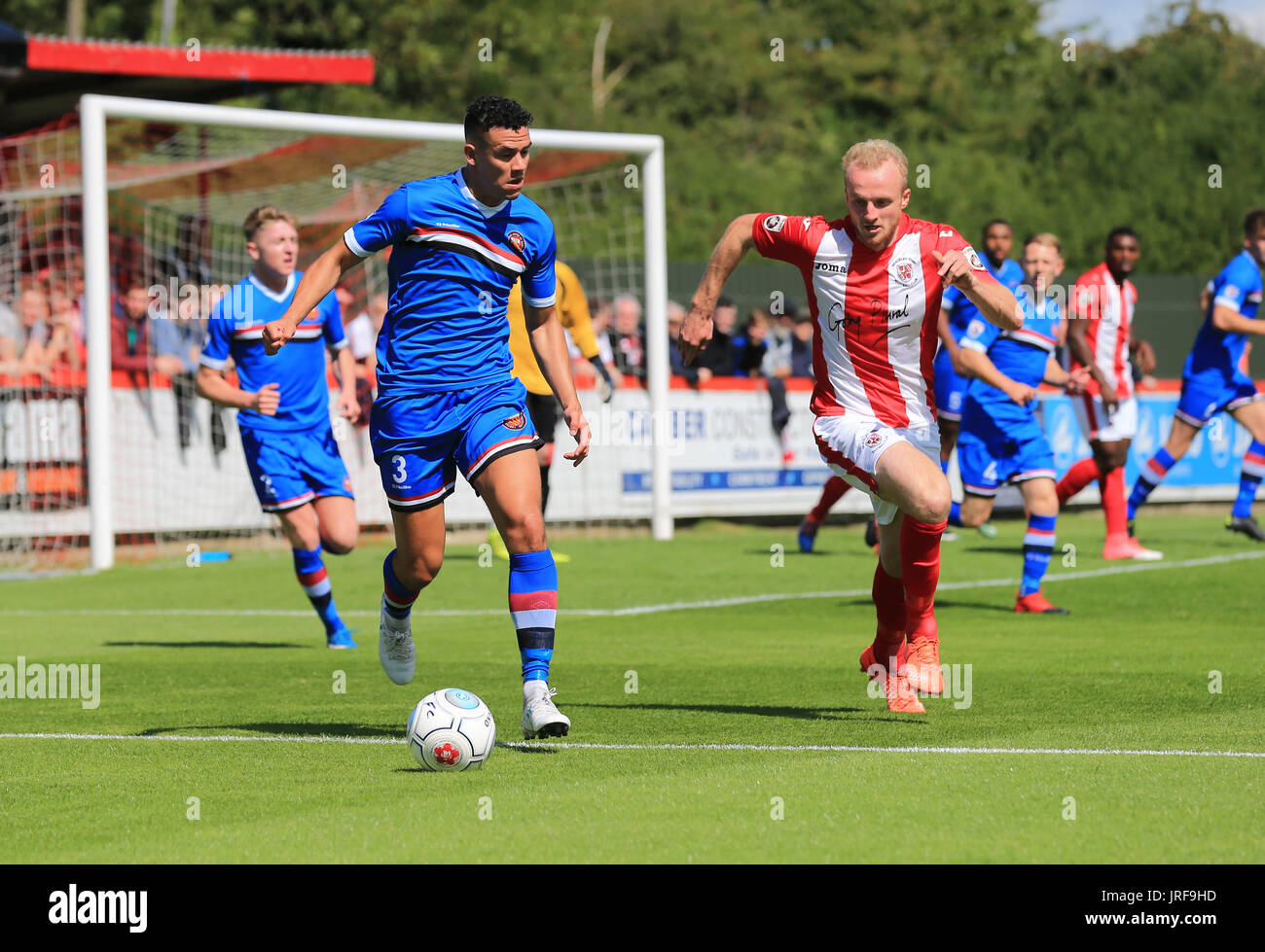 Brackley, UK. 5 Août, 2017. Brackley, UK. Le 04 août, 2017. FC United Daniel sagesse gagne la balle contre la ville de Brackley Alex Gudger au cours de la ville de Brackley v United FC le samedi 5 août 2017 Crédit : Leila Coker/Alamy Live News Banque D'Images