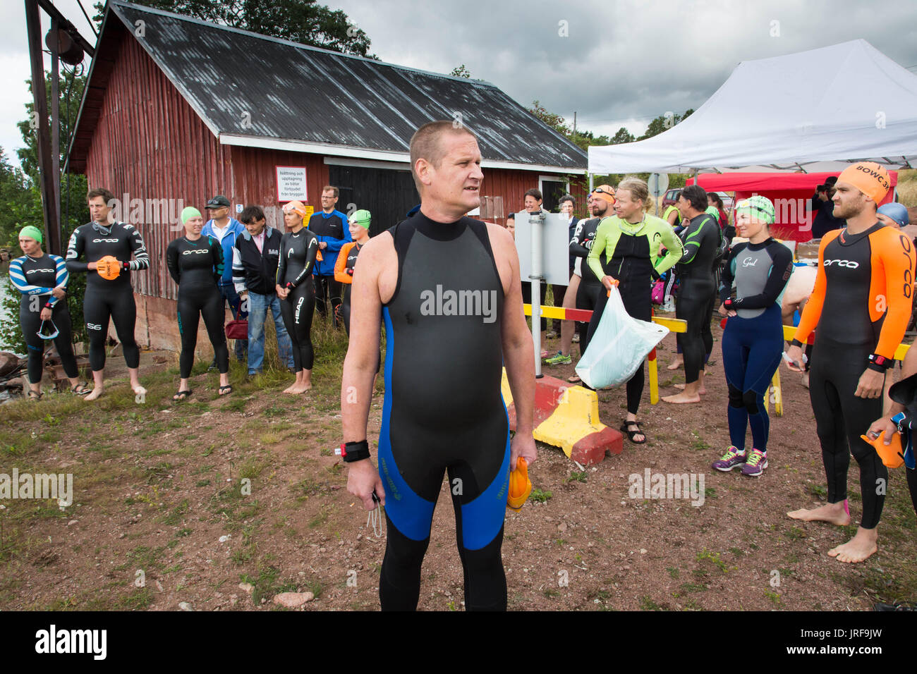 La forteresse de Bomarsund, archipel d'Åland, la mer Baltique, Finlande, le 5 août 2017 Défi de l'eau ouverte Bomarsund est chaque année une compétition de natation en eau libre qui a eu lieu dans la région de la mer Baltique dans l'archipel d'eau autour de la forteresse du 18ème siècle russe Bomarsund. Ici les nageurs à se préparer à l'événement. Sur la photo : . Photo : Rob Watkins/Alamy Live News Banque D'Images