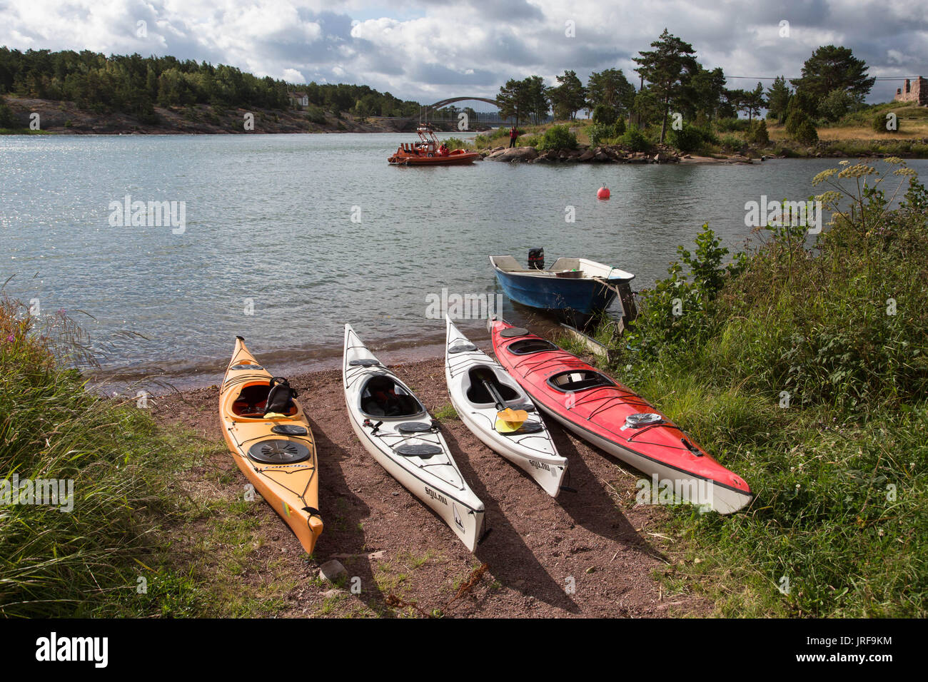 La forteresse de Bomarsund, archipel d'Åland, la mer Baltique, Finlande, le 5 août 2017 Défi de l'eau ouverte Bomarsund est chaque année une compétition de natation en eau libre qui a eu lieu dans la région de la mer Baltique dans l'archipel d'eau autour de la forteresse du 18ème siècle russe Bomarsund. Les équipes de sécurité ici de préparer l'événement. Sur la photo : . Photo : Rob Watkins/Alamy Live News Banque D'Images