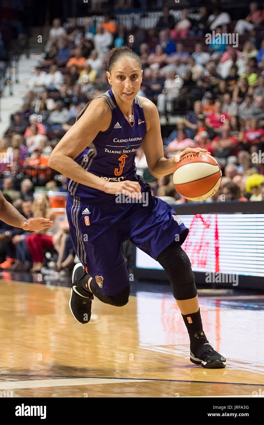 Uncasville, Connecticut, USA. 04 août, 2017. Phoenix Mercury guard Diana Taurasi (3) disques durs au panier pendant la première moitié de la WNBA basket-ball match entre les Phoenix Mercury et le Connecticut Sun au Mohegan Sun Arena. Arizona Phoenix défait 93-92. Chris Poss/Alamy Live News Banque D'Images