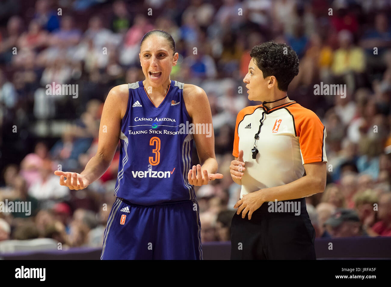 Uncasville, Connecticut, USA. 04 août, 2017. Phoenix Mercury guard Diana Taurasi (3) a une discussion avec l'arbitre Cheryl Flores durant la seconde moitié du match de basket-ball WNBA entre les Phoenix Mercury et le Connecticut Sun au Mohegan Sun Arena. Arizona Phoenix défait 93-92. Chris Poss/Alamy Live News Banque D'Images