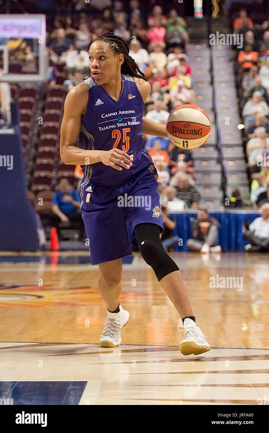 Uncasville, Connecticut, USA. 04 août, 2017. Phoenix Mercury guard Monique Currie (25) au cours de la première moitié du match de basket-ball WNBA entre les Phoenix Mercury et le Connecticut Sun au Mohegan Sun Arena. Arizona Phoenix défait 93-92. Chris Poss/Alamy Live News Banque D'Images