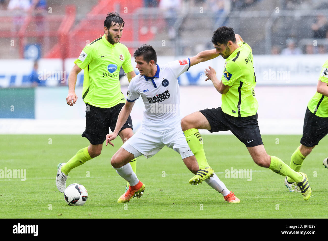 Oskar Zawada (KSC) im Zweikampf mit Sascha Mockenhaupt (Wiesbaden), von (liens). GES/ Fussball/ 3. Liga : Karlsruher SC --Wiesbaden, 05.08.2017 --/ Football Soccer 3e Division : Karlsruher SC vs-Wiesbaden, Karlsruhe, Août 05, 2017 -- | Verwendung weltweit Banque D'Images