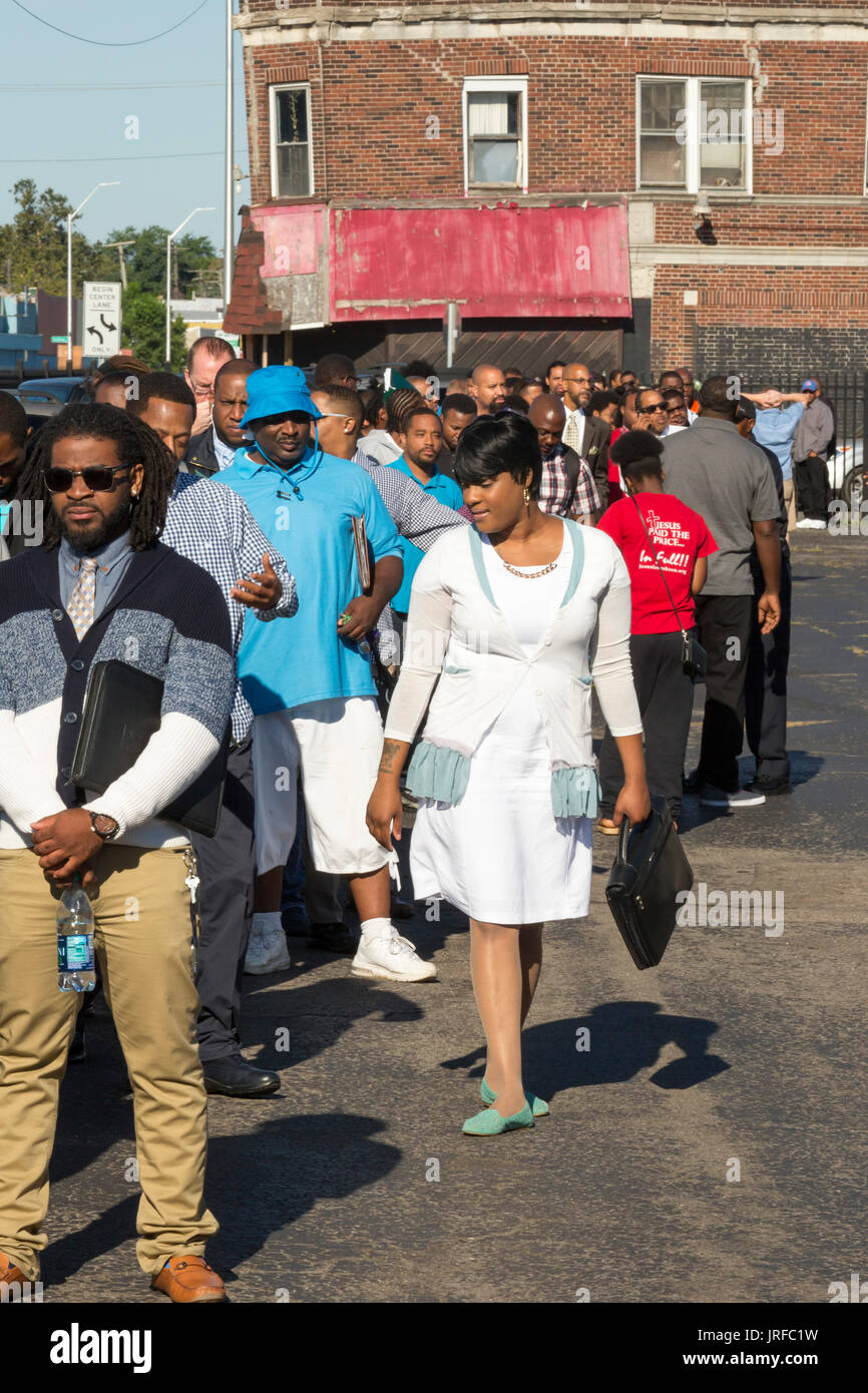 Detroit, Michigan, USA - 5 août 2017 - Recherche d'emploi de monde United Auto Workers Union Local 22 hall pour un salon de l'emploi réalisé en partie à l'égard de ceux qui ont du mal à trouver du travail parce que les registres de la prison du passé. Entreprises présenté comme 'ex-felon friendly' a parlé de demandeurs d'emploi. [Attention aux éditeurs : Pas tous les participants à la foire de l'emploi a un casier judiciaire.] Crédit : Jim West/Alamy Live News Banque D'Images