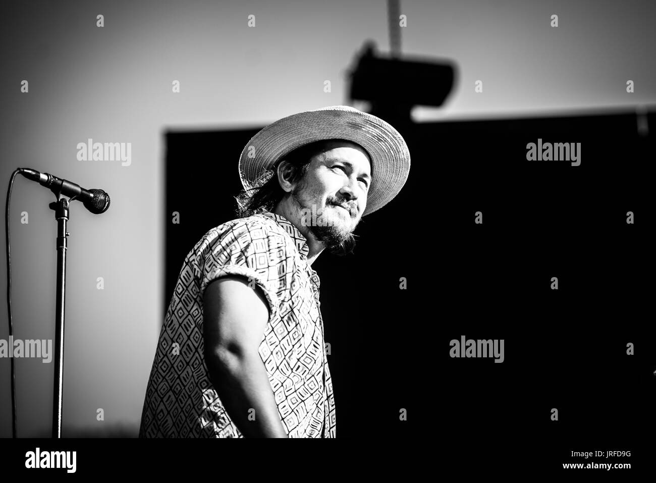 Edward Sharpe et les zéros magnétique à un festival de musique en Colombie-Britannique Canada en noir et blanc. Banque D'Images