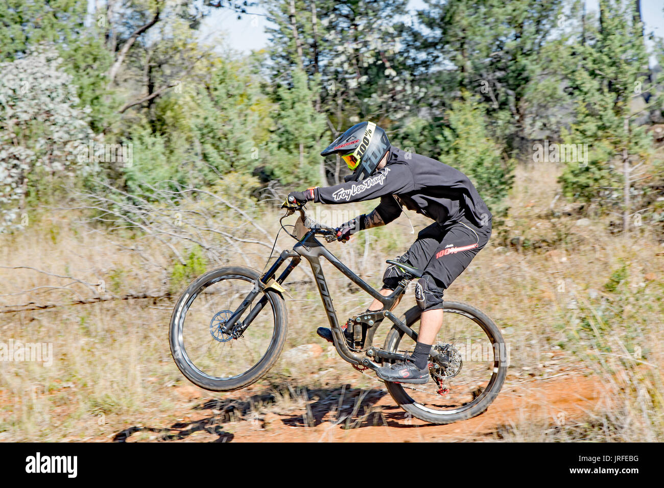 Une course de vélo de montagne l'atterrissage d'un saut. Mount Borah NSW Australie. Banque D'Images