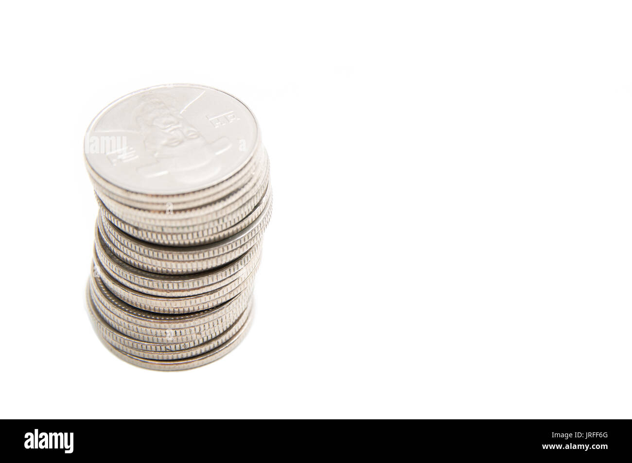 Pièces de monnaie sur le fond blanc Banque D'Images