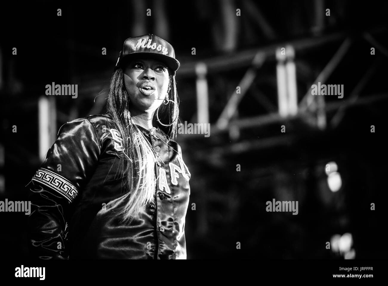 Missy Elliott l'exécution à un festival de musique en Colombie-Britannique Canada en noir et blanc. Banque D'Images