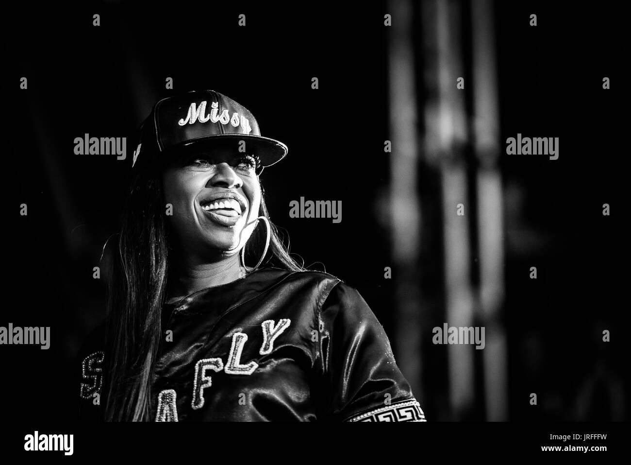 Missy Elliott l'exécution à un festival de musique en Colombie-Britannique Canada en noir et blanc. Banque D'Images