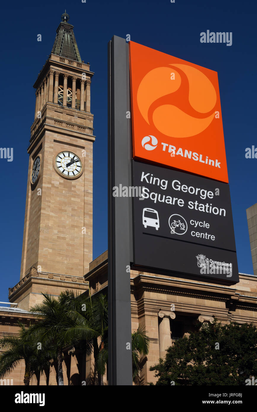 Brisbane, Australie : King George Square Bus Station et Cycle Center sign négligé par l'Hôtel de Ville Tour de l'horloge. Banque D'Images