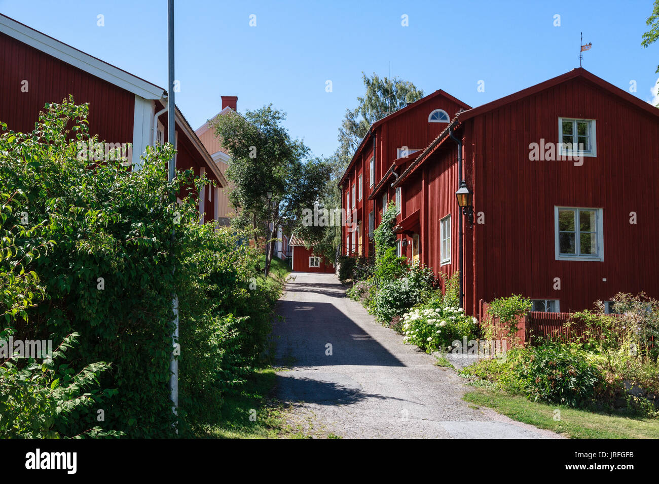 La vue le long d'une rue dans une ville suédoise traditionnelle Banque D'Images