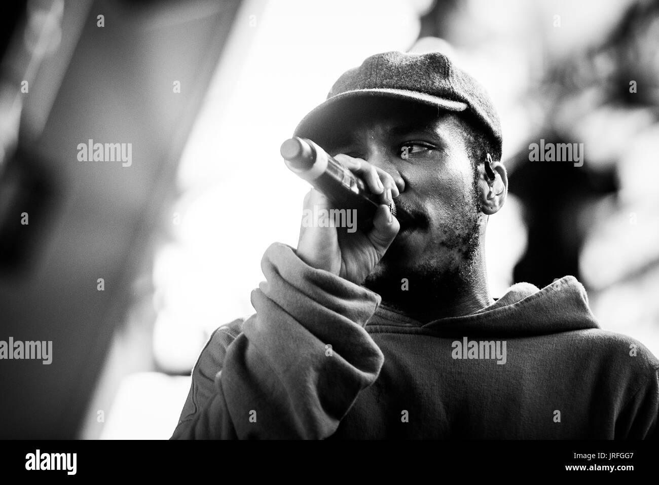 Anderson Paak & les ressortissants de l'exécution à un festival de musique en Colombie-Britannique Canada en noir et blanc. Banque D'Images