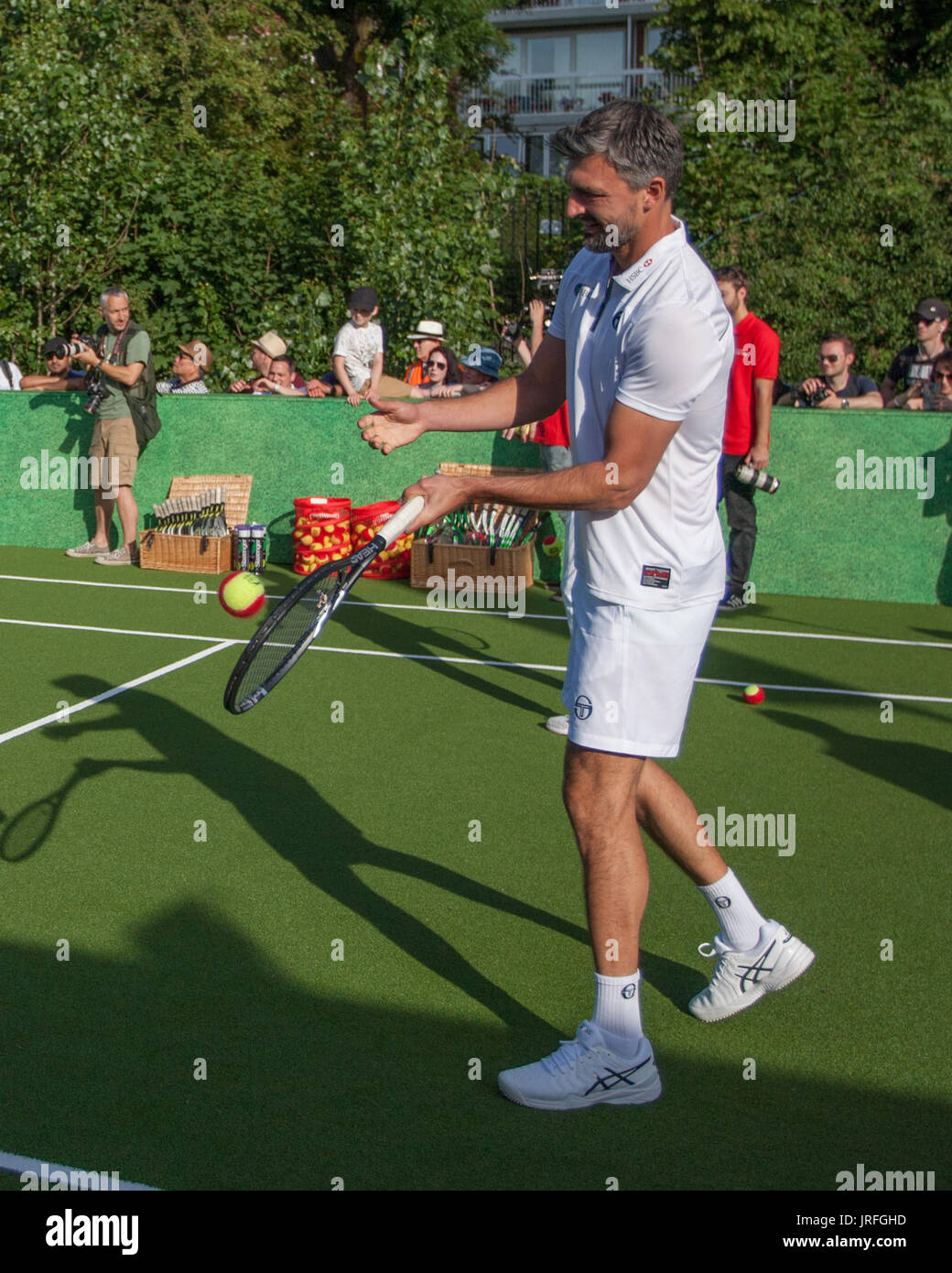 Judy Murray, Anton du Beke, Goran Ivanišević, Tim Henman, Strictly Come Dancing partenaires sont réunis pour une leçon de tennis (Murray et du Beke) et prendre part à un match d'exhibition au photocall officiel du championnat en tant que partenaire bancaire hosts c'est l'expérience du ventilateur situé dans la file d'attente de Wimbledon. Goran Ivanišević' : où : London, England, United Kingdom Quand : 05 Jul 2017 Credit : Wheatley/WENN Banque D'Images