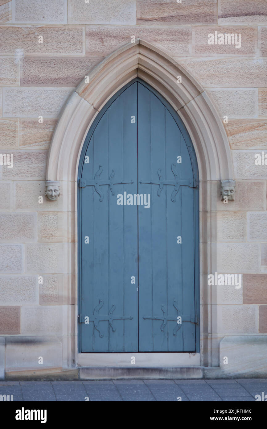 Porte d'entrée de l'église situé dans un bâtiment en briques de grès Banque D'Images