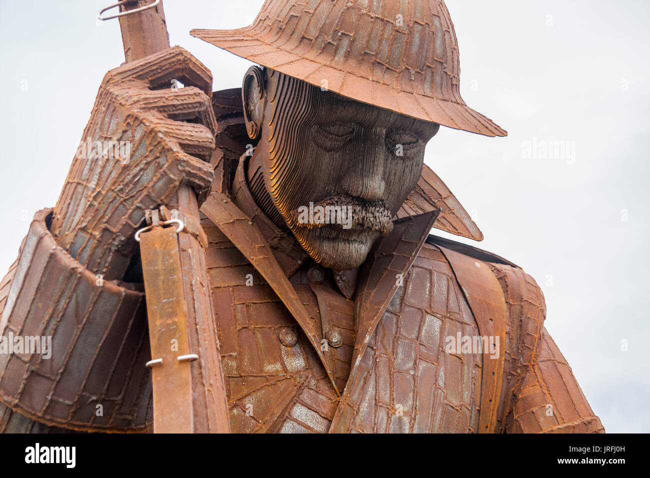 Vue rapprochée de la sculpture commémorative de l'artiste Ray Lonsdale d'un soldat de las de la guerre WW1 nommé Tommy à Seaham,Co.Durham Banque D'Images