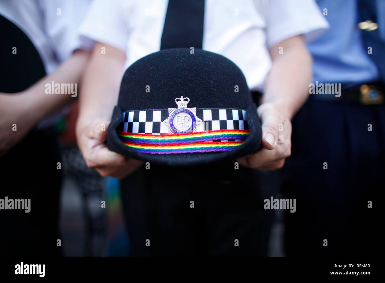 Un représentant des agents de police de la communauté gay Gay Pride arrive pour un petit-déjeuner à l'avance du Nord à Belfast Whig de la Gay Pride Parade à Belfast. Banque D'Images