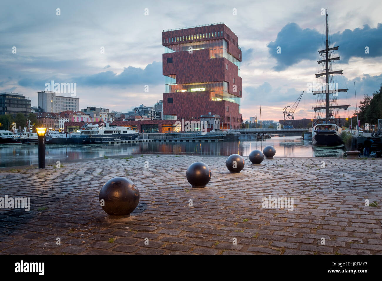 L'illustration montre le Musée MAS et bateau à voile dans la région connue sous le nom de 'Eilandje', dimanche 18 septembre 2016, Anvers, Belgique. Banque D'Images