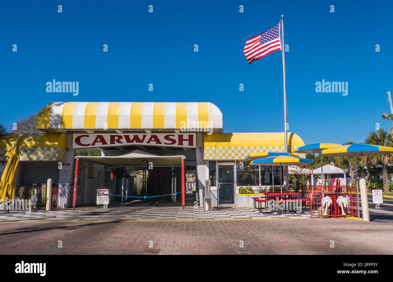 Americana classique...un style années 1950, lavage de voiture avec le drapeau américain le long d'une autoroute en Floride Banque D'Images