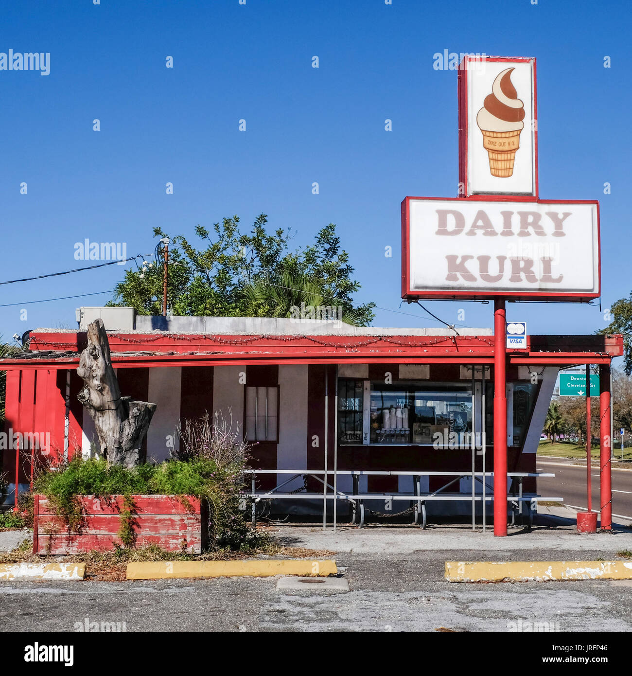 Americana classique des années 50...un stand de crème glacée de vendre des glaces le long d'une autoroute en Floride Banque D'Images