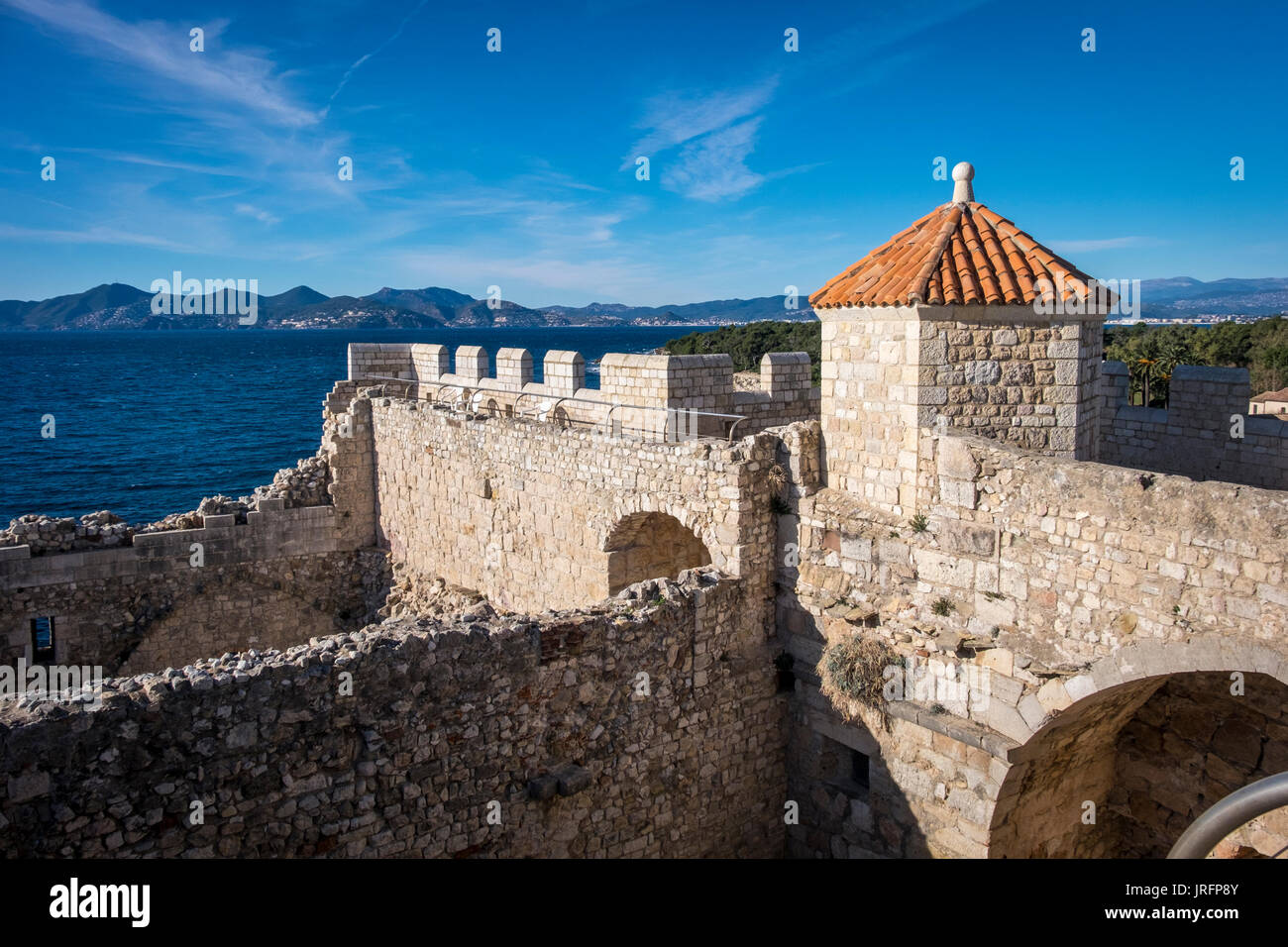 Monastère fortifié de l'abbaye de Lérins sur l'Ile SaintHonorat dans