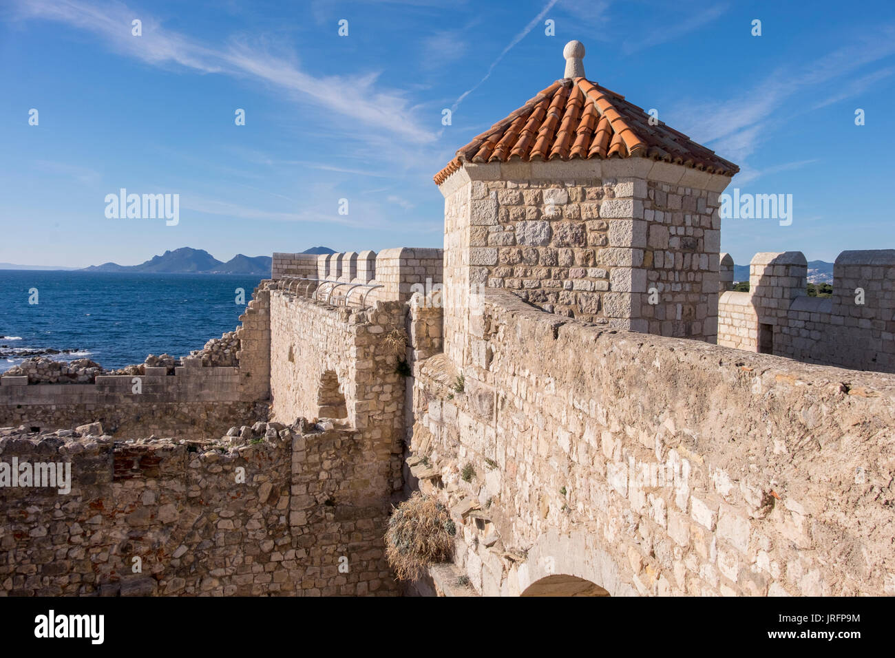 Monastère fortifié de l'abbaye de Lérins sur l'Ile SaintHonorat dans