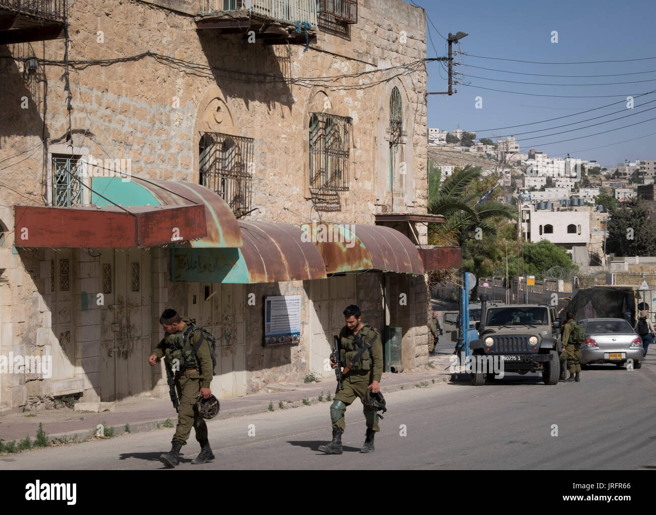 Les soldats israéliens de la patrouille des FDI les rues centrales de Hébron, Palestine, Territoires Occupés de la Cisjordanie Banque D'Images