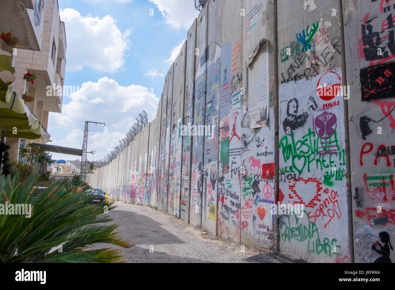 Le graffiti rempli mur séparant la Palestine d'Israël tel qu'il divise la ville de Bethléem, dans les territoires occupés de la Cisjordanie Banque D'Images