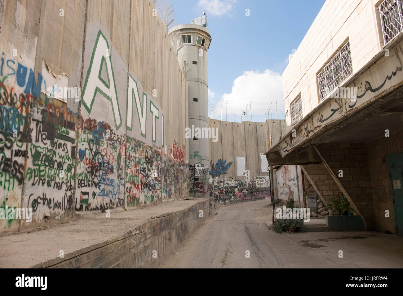 Le graffiti rempli mur séparant la Palestine d'Israël tel qu'il divise la ville de Bethléem, dans les territoires occupés de la Cisjordanie Banque D'Images