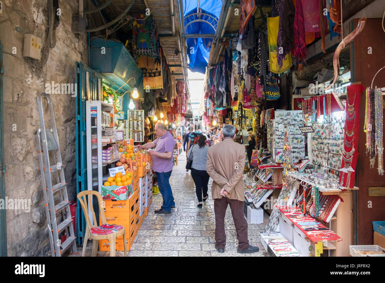 Les boutiques touristiques dans le quartier arabe de la vieille ville de Jérusalem avec les propriétaires d'ateliers l'évaluation de leurs produits et les acheteurs potentiels. Banque D'Images