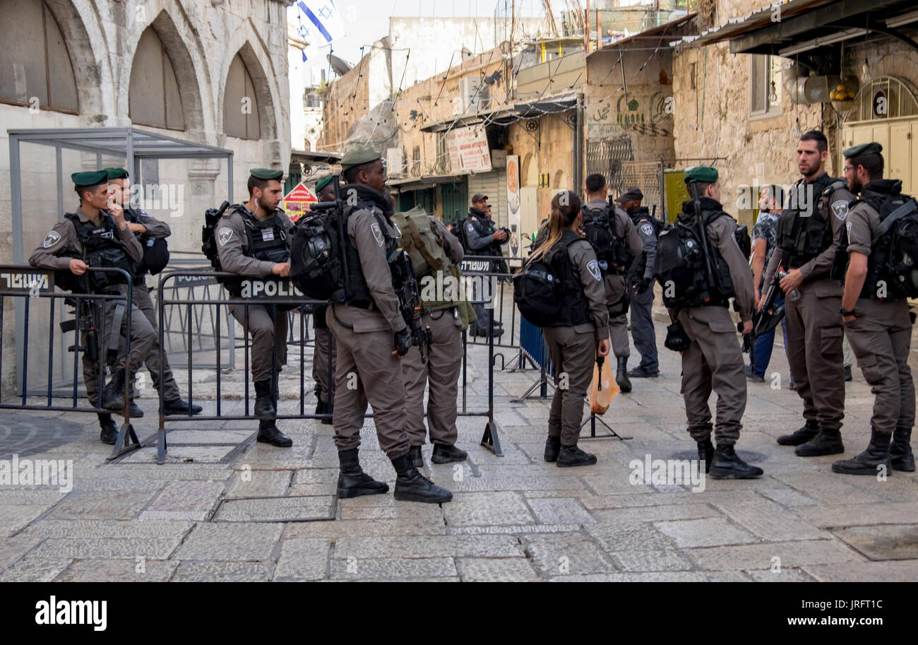 Un escadron de patrouille de soldats israéliens en attente de la vieille ville de Jérusalem au cours d'une fermeture de toutes les entreprises en raison d'un conflit potentiel Banque D'Images