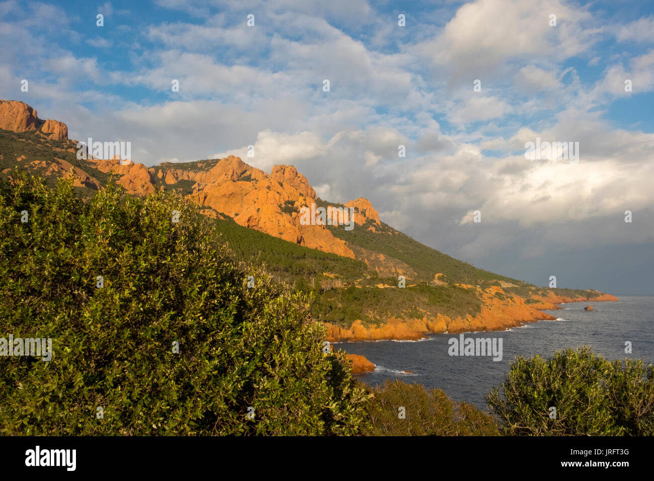 Paysage de la région de l'Esterel Côte d'Azur avec des affleurements de orange vif et le bleu de la Méditerranée Banque D'Images