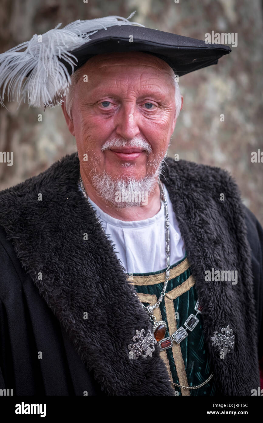 Un monsieur plus âgé en costume traditionnel représentant un membre de la cour du roi lors d'une foire de la Renaissance dans le sud de la France Banque D'Images Un monsieur plus âgé en costume traditionnel représentant un membre de la cour du roi lors d'une foire de la Renaissance dans le sud de la France Banque D'Images