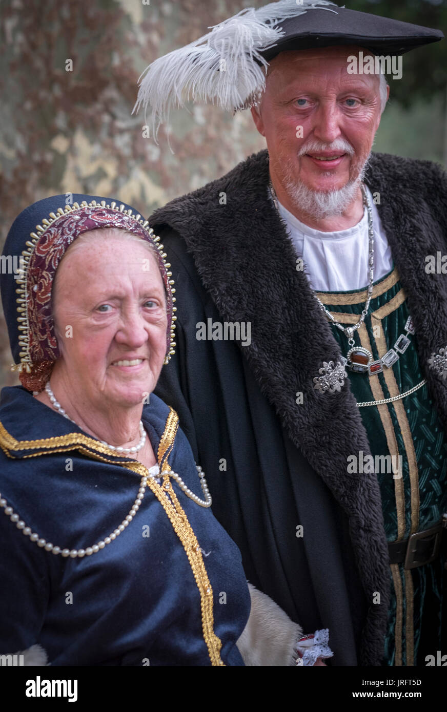 Un couple habillé dans des costumes Renaissance font partie de la cour royale pour une Renaissance festival dans le sud de la France Banque D'Images Un couple habillé dans des costumes Renaissance font partie de la cour royale pour une Renaissance festival dans le sud de la France Banque D'Images