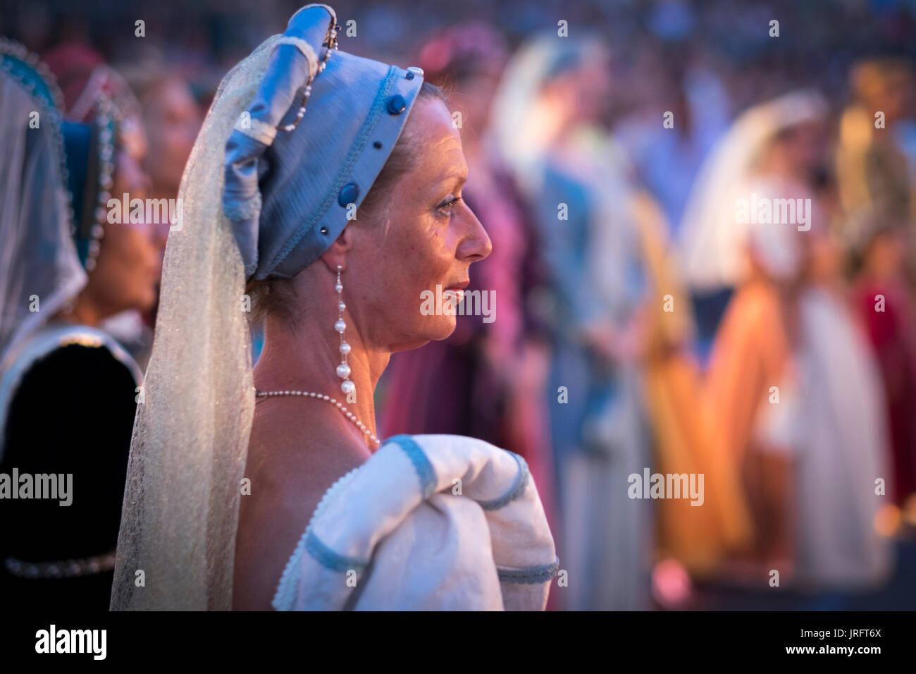 Dames de la cour habillés en costumes traditionnels lors d'une foire de la Renaissance dans le sud de la France Banque D'Images