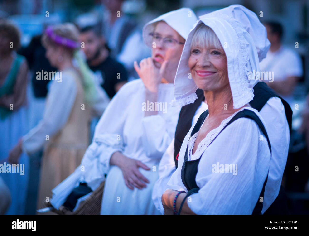 Les participants vêtus de costumes traditionnels de la Renaissance au cours d'une foire de la Renaissance provinciale dans le sud de la France Banque D'Images