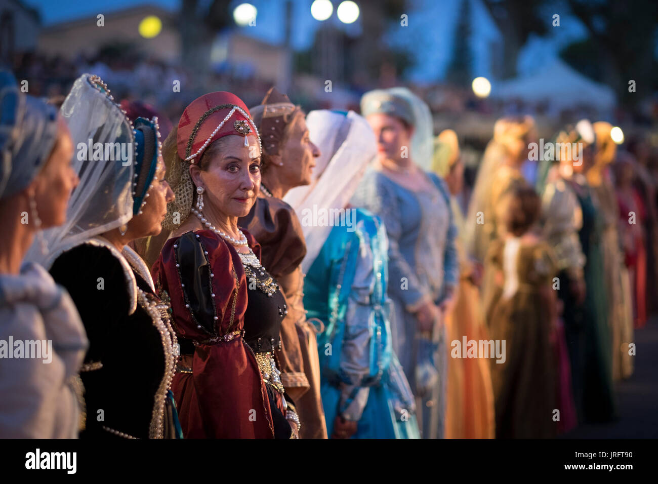 Dames de la cour habillés en costumes traditionnels lors d'une foire de la Renaissance dans le sud de la France Banque D'Images