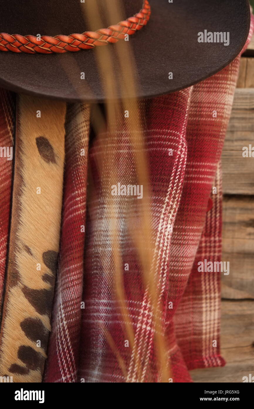 Vêtements de cow-boy sur une clôture en bois Banque D'Images