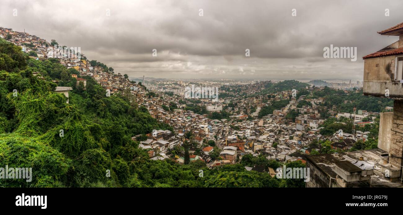 Panorama des bidonvilles de Rio de Janeiro d'une route de Corcovado à Santa Teresa. Banque D'Images