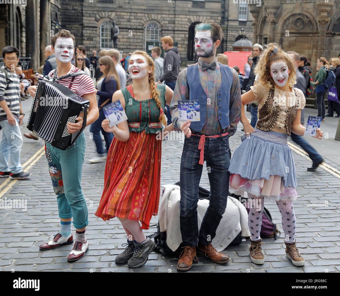 Les artistes des scènes de la 'Vierge' Edinburgh Festival Fringe festival de rue parrainé royal mile Edinburgh, Écosse dépliants encourageant montrent street Banque D'Images