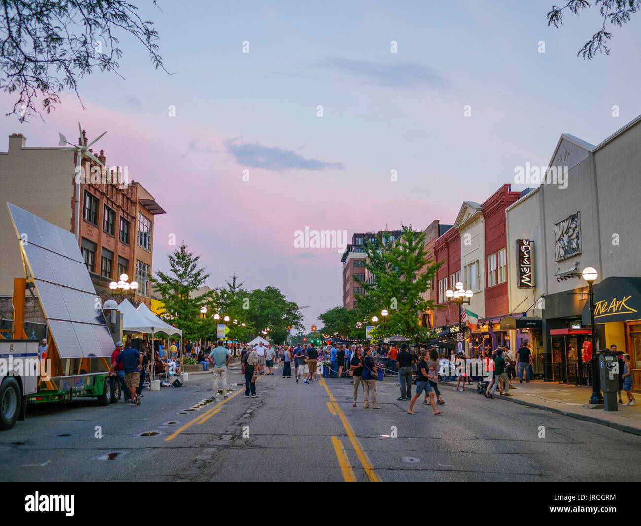 Festival de rue, rue Main, Ann Arbor, Michigan. L'énergie renouvelable l'affichage à gauche. Banque D'Images