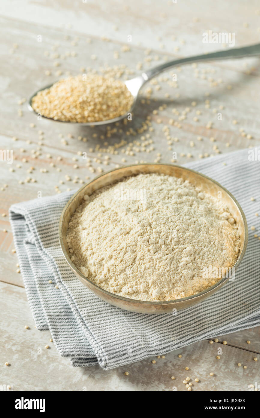 La farine de Quinoa biologiques crus dans un bol Banque D'Images