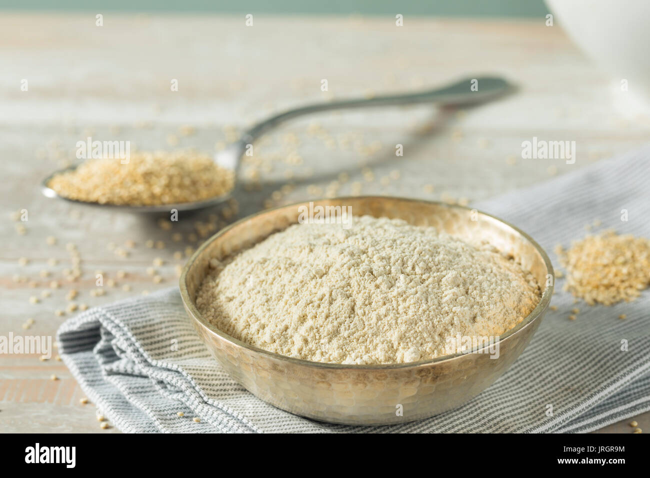 La farine de Quinoa biologiques crus dans un bol Banque D'Images