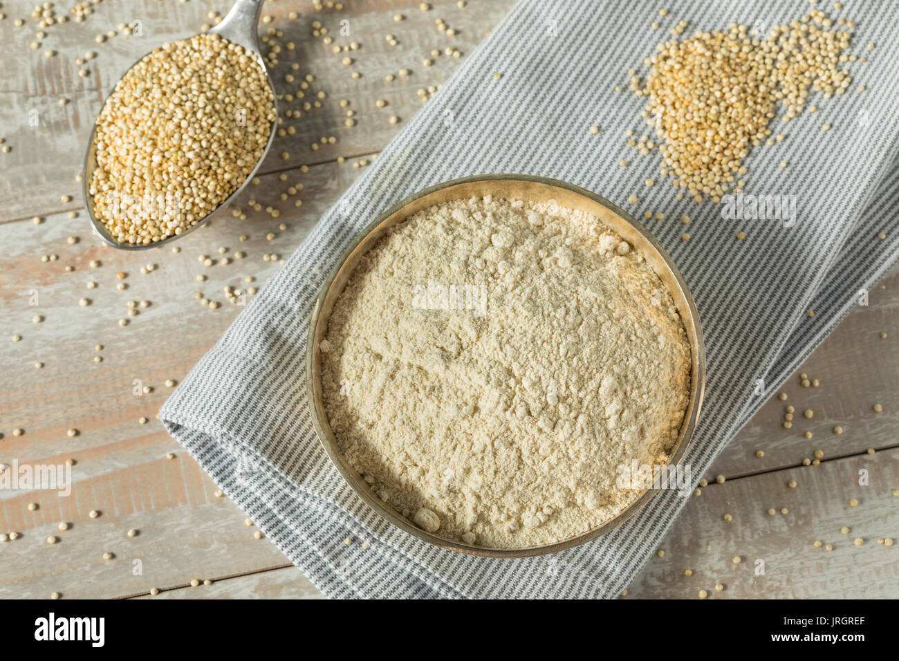 La farine de Quinoa biologiques crus dans un bol Banque D'Images