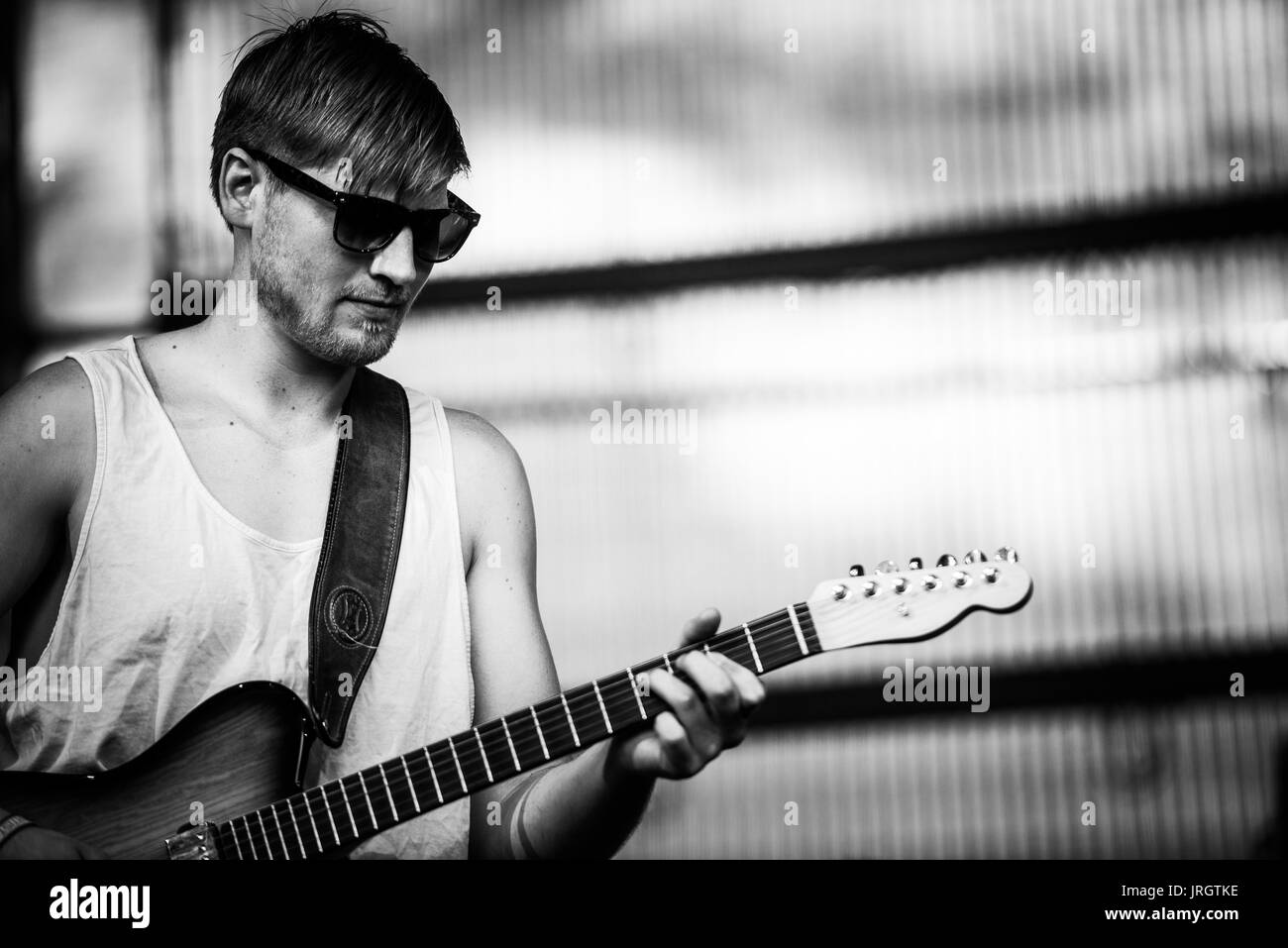 LOVECOAST l'exécution à un festival de musique en Colombie-Britannique Canada en noir et blanc. Banque D'Images