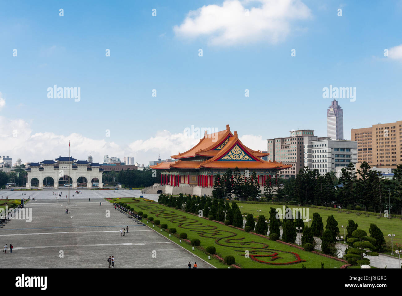 (L-R) Place de la Liberté (également la place de la Liberté) historique grand porte avec 5 arches, National Concert Hall, Zhongzheng District, Taipei, Taiwan Banque D'Images