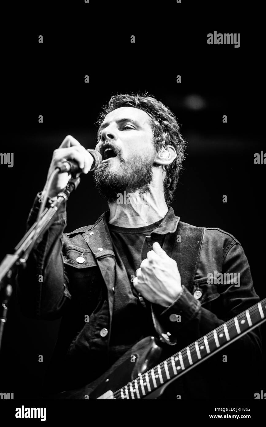 Sam Roberts l'exécution à un festival de musique en Colombie-Britannique Canada en noir et blanc. Banque D'Images