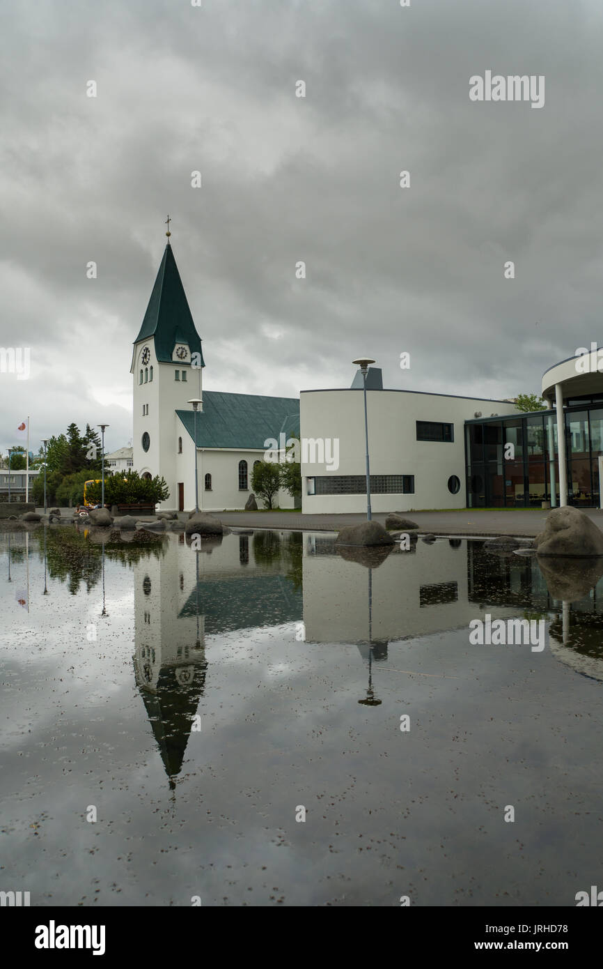 Islande - centre ville de Hafnafjoerdur avec l'église et de l'eau Banque D'Images