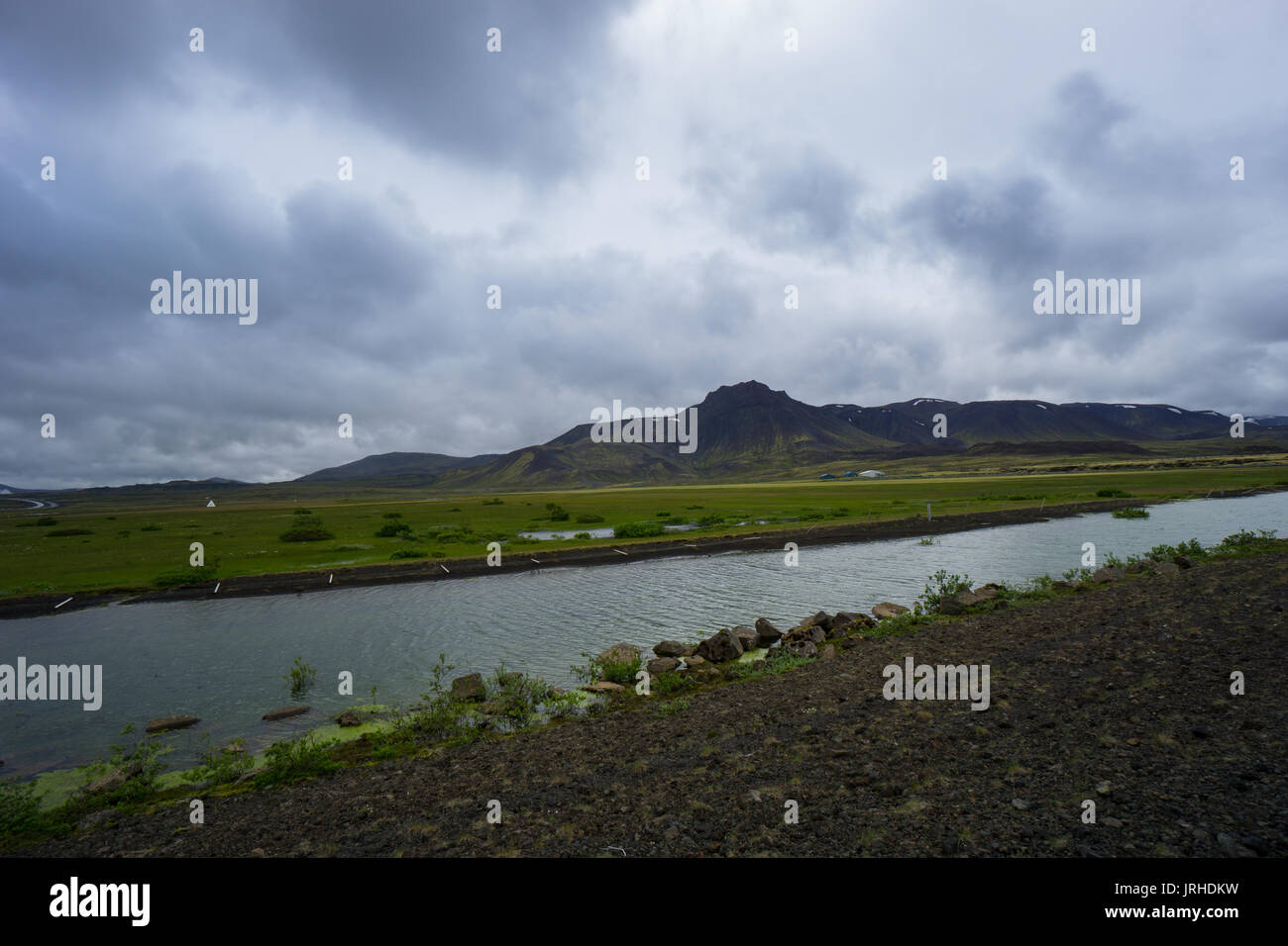 Islande - entre fleuve et montagnes volcaniques Green Meadows Banque D'Images